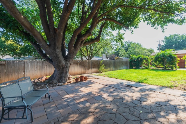 6710 Gainsborough Rd, Amarillo, TX 79106 - fenced backyard featuring a patio