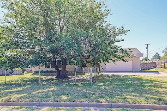 view of front of home featuring a front yard and a garage