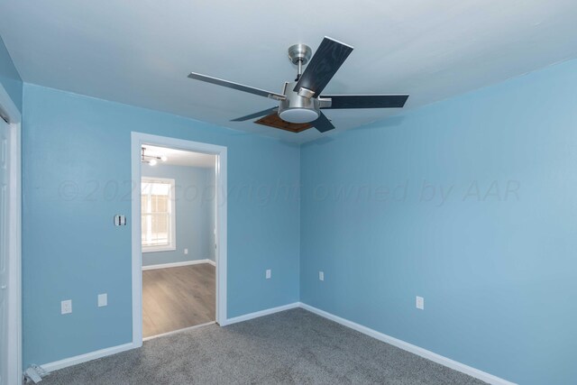 carpeted empty room featuring ceiling fan