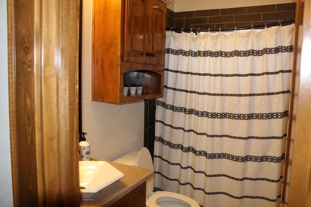 full bath with toilet, vanity, and a shower with shower curtain