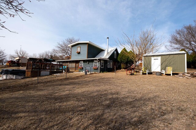 view of yard with a storage shed