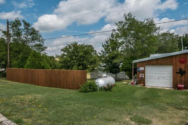 view of yard featuring an outbuilding and a garage