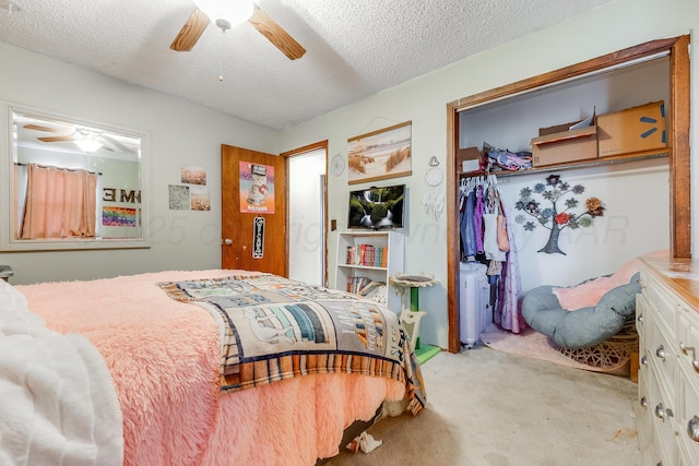 bedroom with a closet, a textured ceiling, a ceiling fan, and light colored carpet