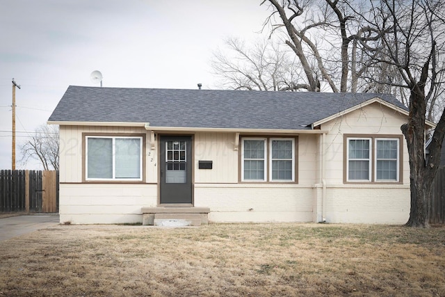 ranch-style house featuring a front yard