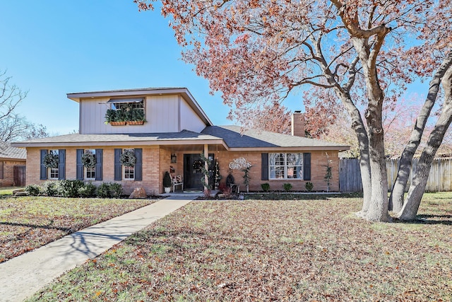 view of front of house featuring a front lawn