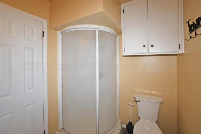 4410 Chandler Dr, Amarillo, TX 79109 - full bath featuring a shower stall and toilet