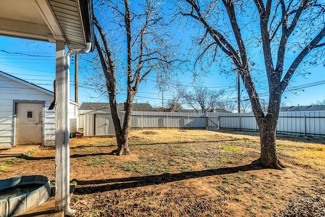 view of yard featuring a storage shed