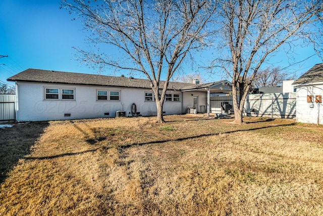 back of house featuring a yard