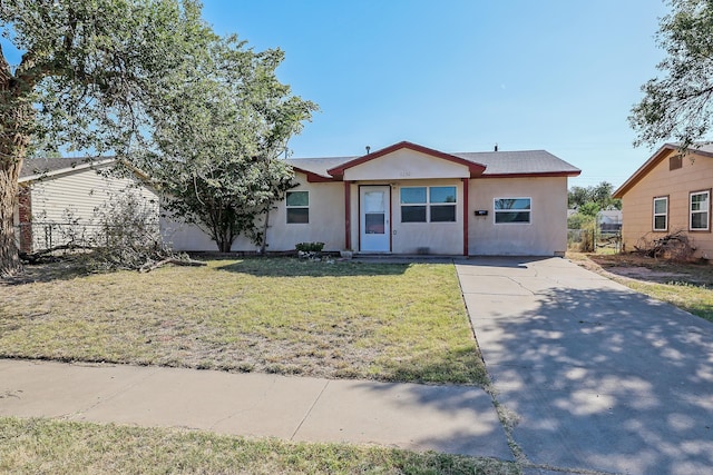 view of front of home featuring a front yard