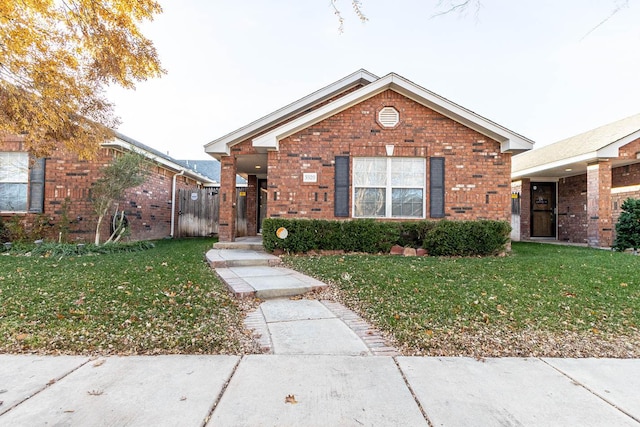 bungalow featuring a front lawn