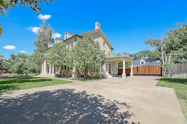 2101 S Harrison St, Amarillo, TX 79109 - view of front facade featuring a chimney, a balcony, and a gate