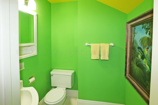 2101 S Harrison St, Amarillo, TX 79109 - bathroom featuring toilet and baseboards