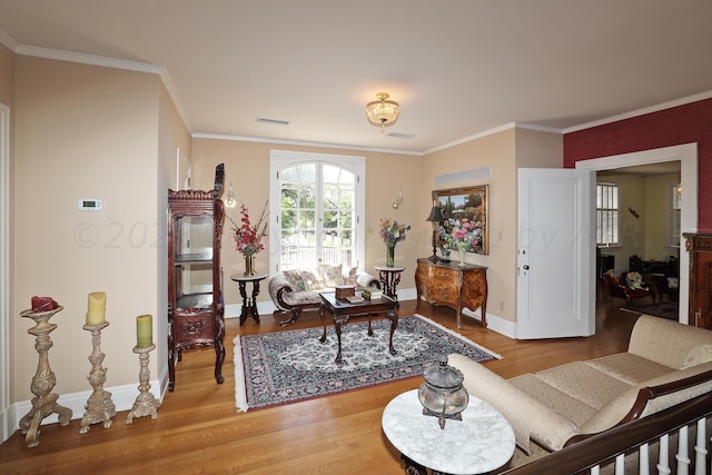 2101 S Harrison St, Amarillo, TX 79109 - living area featuring wood finished floors, baseboards, and crown molding