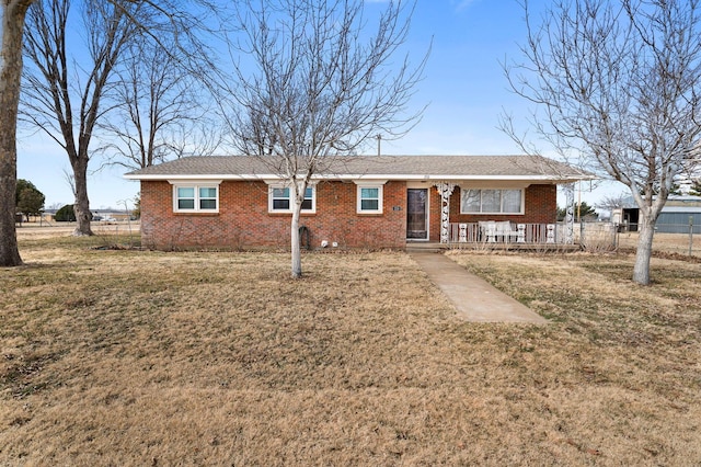 view of front of home featuring a front lawn