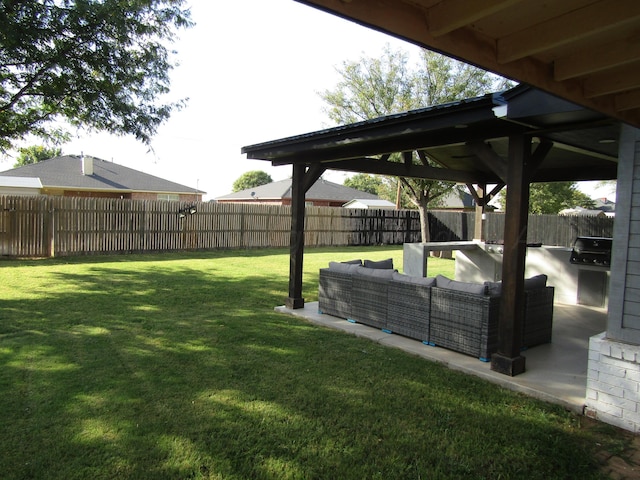 view of yard featuring an outdoor living space