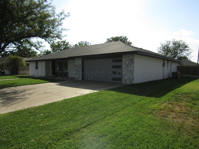 view of front facade with a front lawn