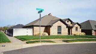view of front of property featuring a front lawn