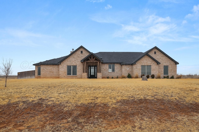 view of front of house featuring a front yard