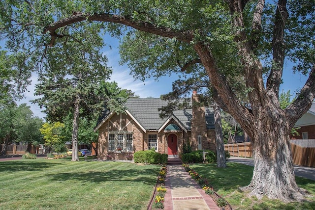 view of front of house featuring a front yard