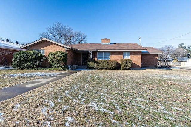 single story home with a front yard