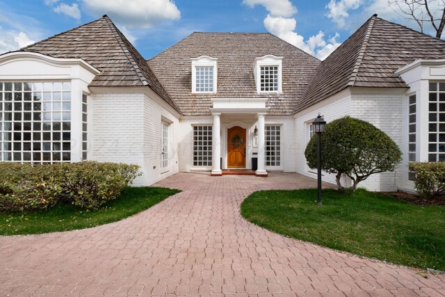 view of front of property featuring a front yard and a patio area