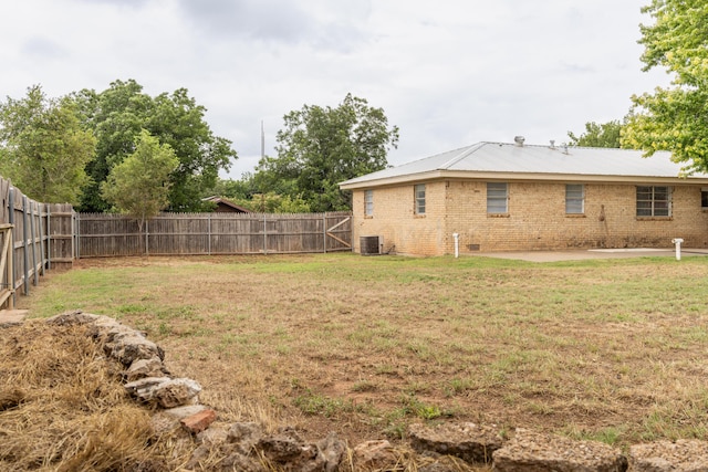 508 S Austin St, Shamrock, TX 79079 - fenced backyard with a patio