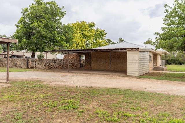 508 S Austin St, Shamrock, TX 79079 - garage featuring dirt driveway