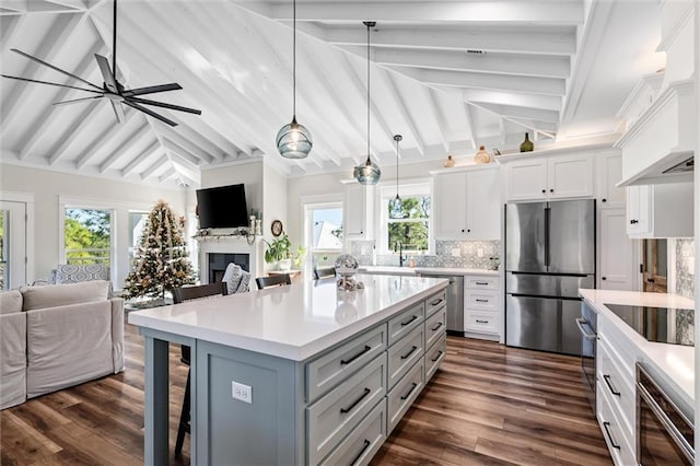 204 Magnolia Ct, Dauphin Island, AL 36528 - kitchen featuring open floor plan, appliances with stainless steel finishes, a breakfast bar, and decorative backsplash