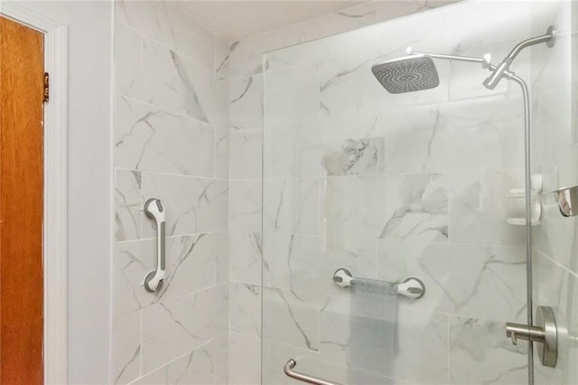 bathroom featuring a tile shower