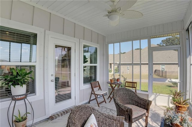 sunroom with ceiling fan