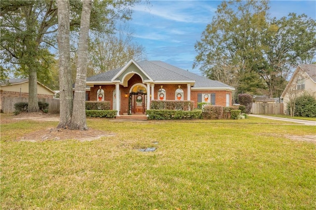 view of front of property featuring a front yard