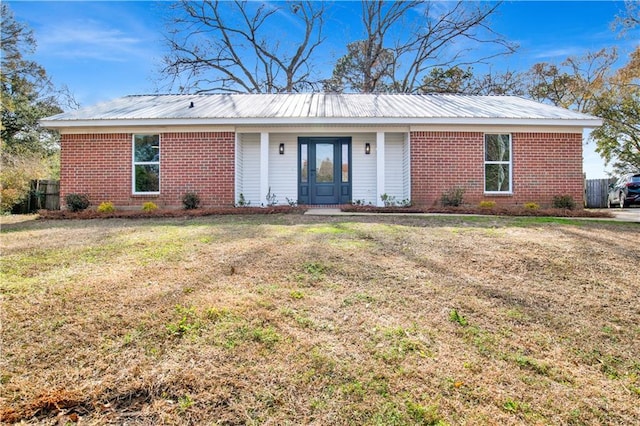 single story home with a front lawn