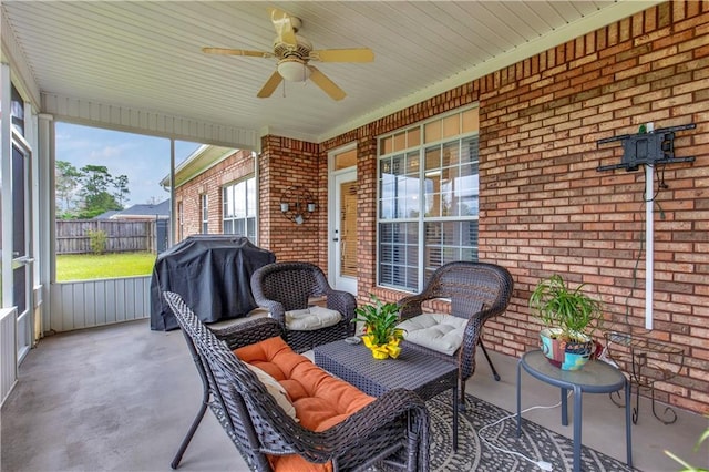 sunroom with ceiling fan