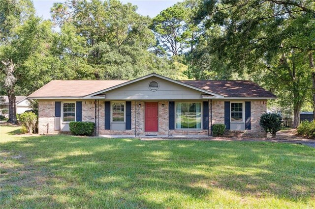 single story home with a front lawn