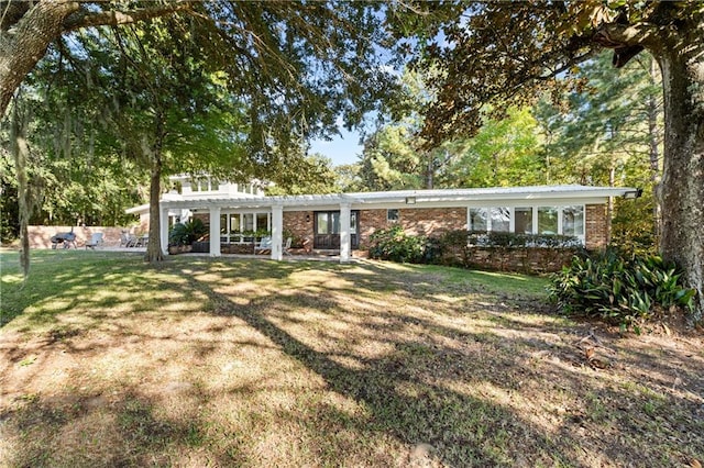 ranch-style house with a front yard