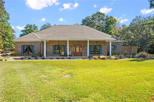 view of front facade with ceiling fan and a front yard