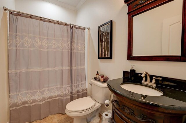 bathroom featuring a shower with shower curtain, toilet, crown molding, and vanity