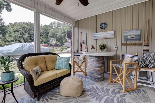 sunroom with ceiling fan