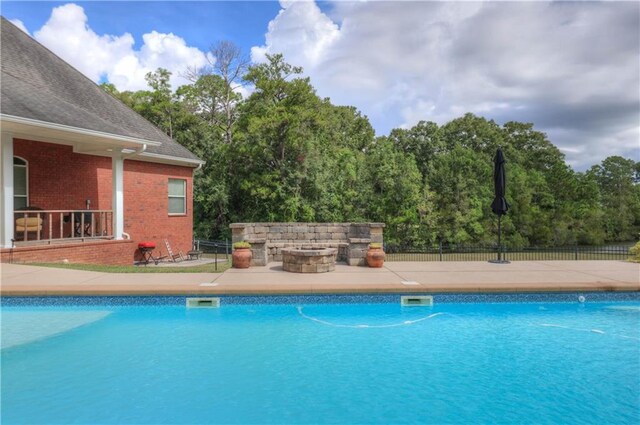 view of swimming pool