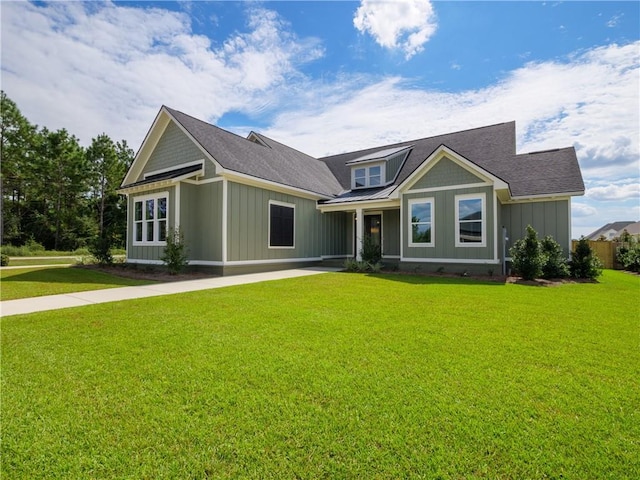 craftsman-style home featuring a front yard