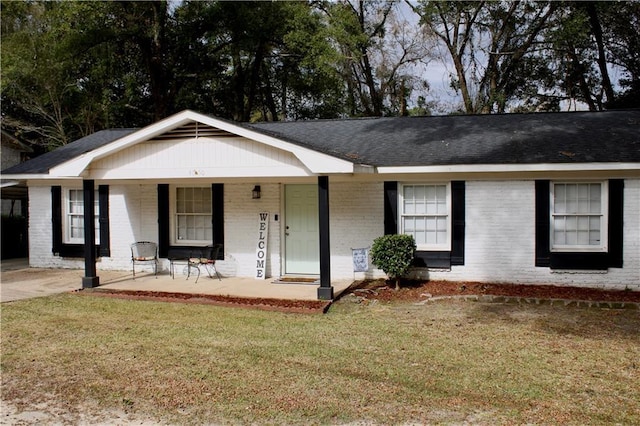 single story home featuring covered porch and a front lawn