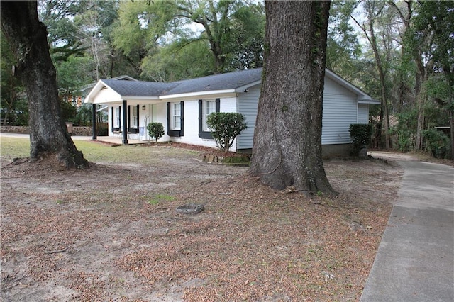 ranch-style house featuring a porch