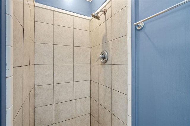 bathroom featuring a tile shower