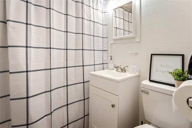 4054 Pringle Dr, Mobile, AL 36618 - full bath featuring tile walls, vanity, toilet, and a shower with shower curtain