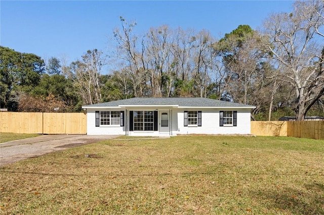 single story home featuring a front yard and fence