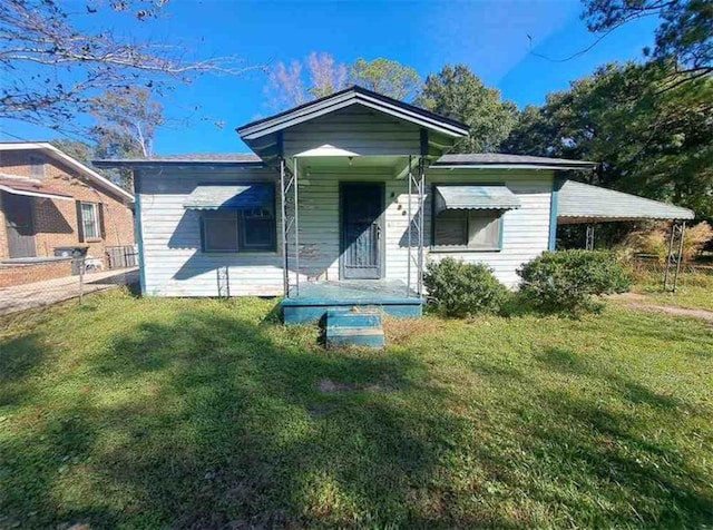 bungalow featuring a front yard