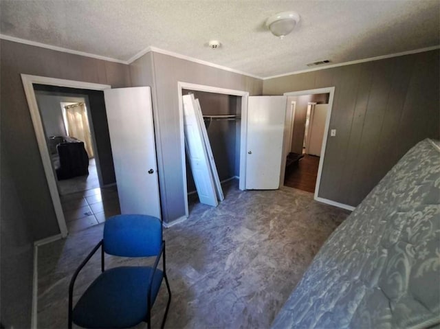 bedroom with crown molding, a closet, and a textured ceiling