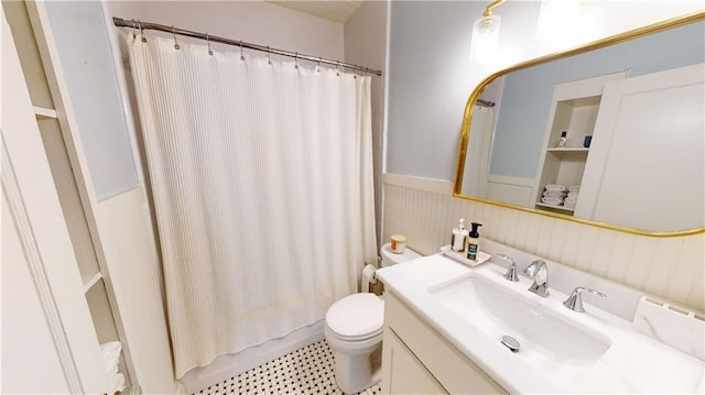 167 Glenwood St, Mobile, AL 36606 - bathroom featuring wainscoting, toilet, vanity, and shower / bath combo with shower curtain