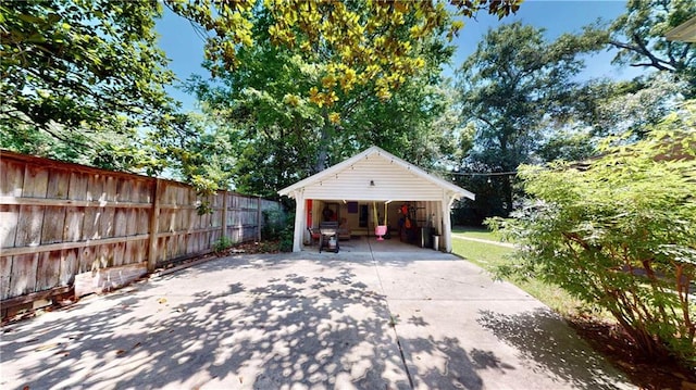 167 Glenwood St, Mobile, AL 36606 - detached garage featuring fence