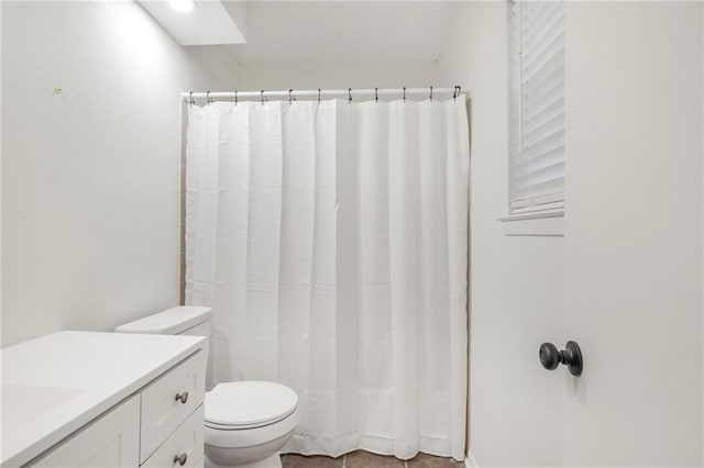 full bath featuring toilet, vanity, and a shower with curtain